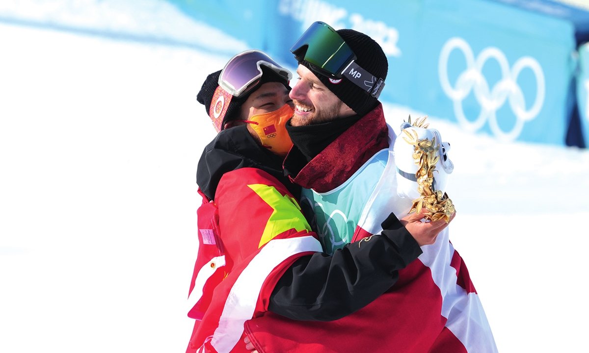 Gold medalist Su Yiming (left) of China hugs bronze medalist Canada's Max Parrot after the men's snowboard big air final of the Beijing 2022 Winter Olympics at Big Air Shougang in Beijing on February 15, 2022. Photo: VCG