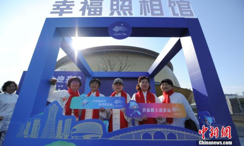 Photo taken on Feb.21, 2022 shows citizens celebrate the 200-day countdown to the 19th Asia Games in Hangzhou, capital city of east China's Zhejiang Province. (Photo: China News Service/Wang Gang)