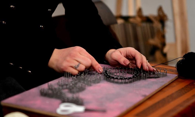 Rahaf Sharani, an art teacher and a designer, shows her pin and thread art works in Sweida city, Syria, on Jan. 23, 2022.Photo：Xinhua