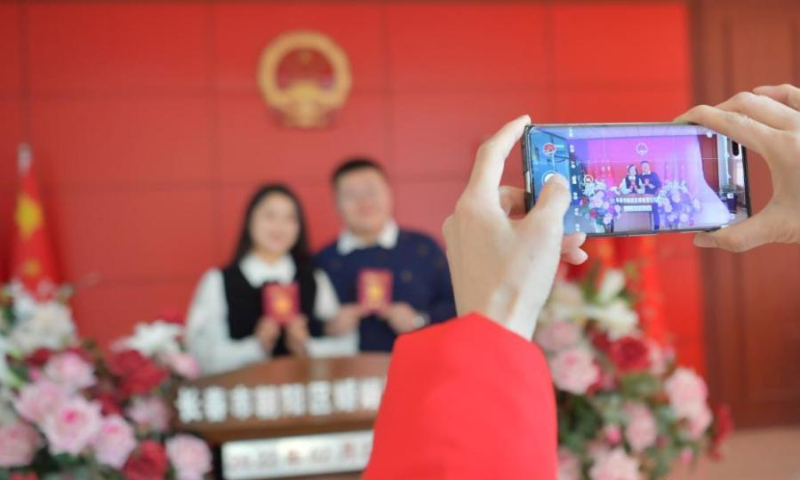 Photo taken on Feb. 22, 2022 captures lovers sharing a tender moment at a Marriage Registration Office on the special Twosday in Changchun City, north China's Jilin Province. (Photo: China News Service/Zhang Yao)