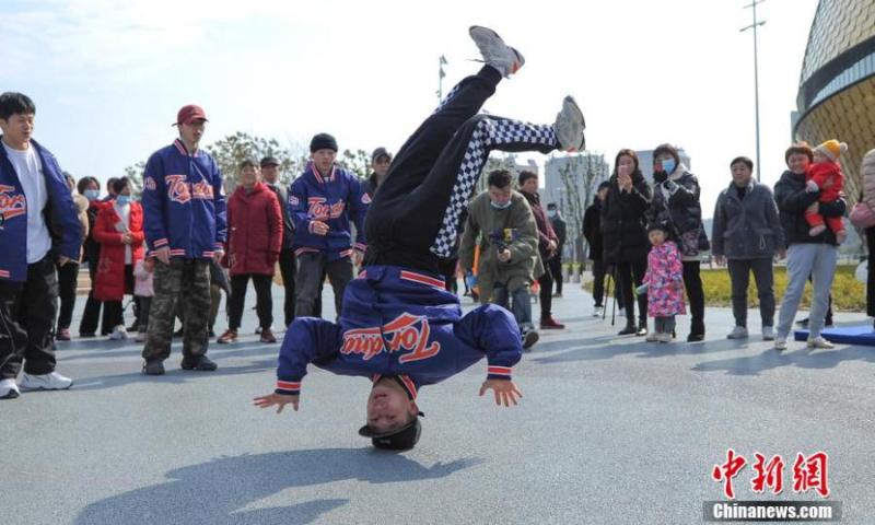 Photo taken on Feb.21, 2022 shows citizens celebrate the 200-day countdown to the 19th Asia Games in Hangzhou, capital city of east China's Zhejiang Province. (Photo: China News Service/Wang Gang)