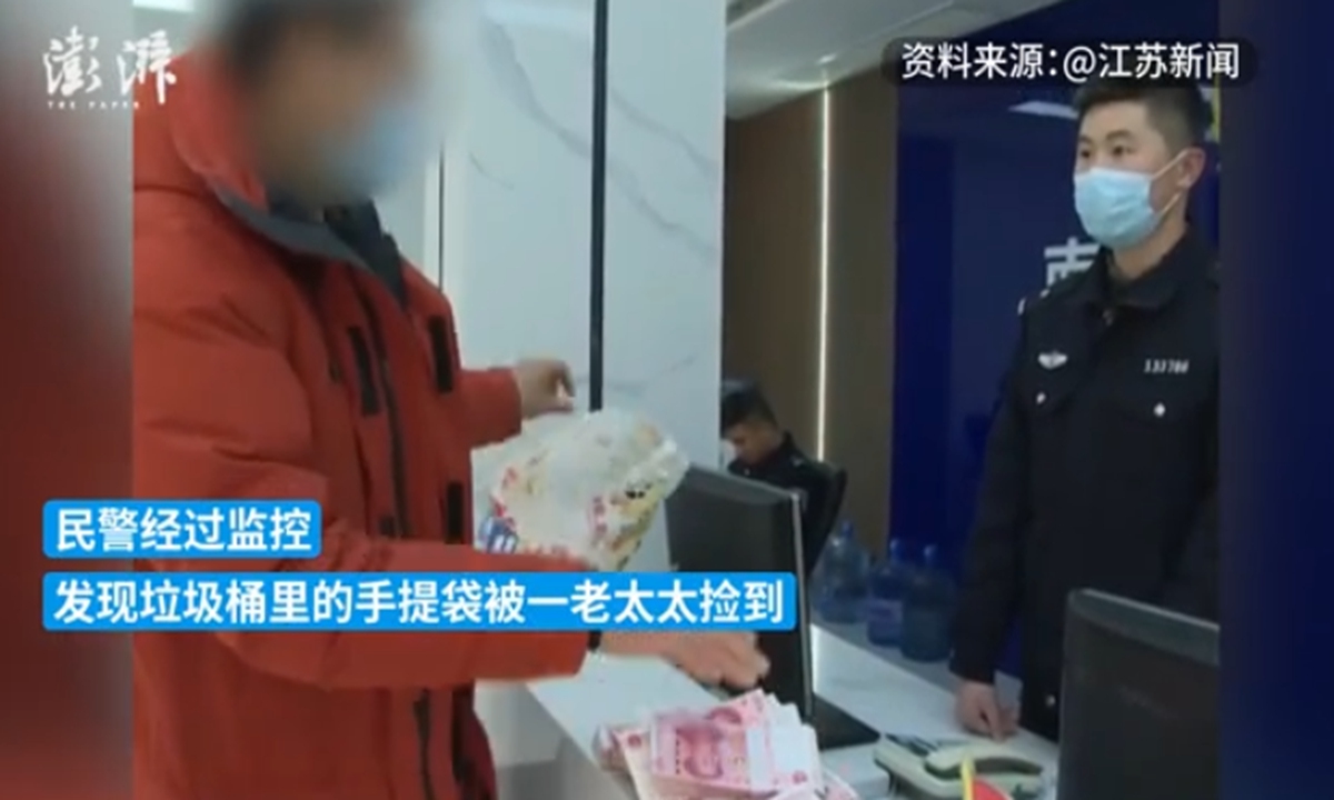 Man throwed away 110,000 yuan in cash while talking on the phone got his money back.Screenshot from The Paper.