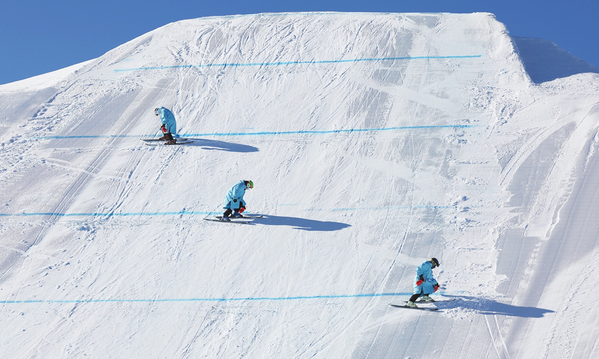 Liners work in the slopestyle venue in Genting Snow Park, Zhangjiakou, North China's Hebei Province. Photo: Cui Meng/GT