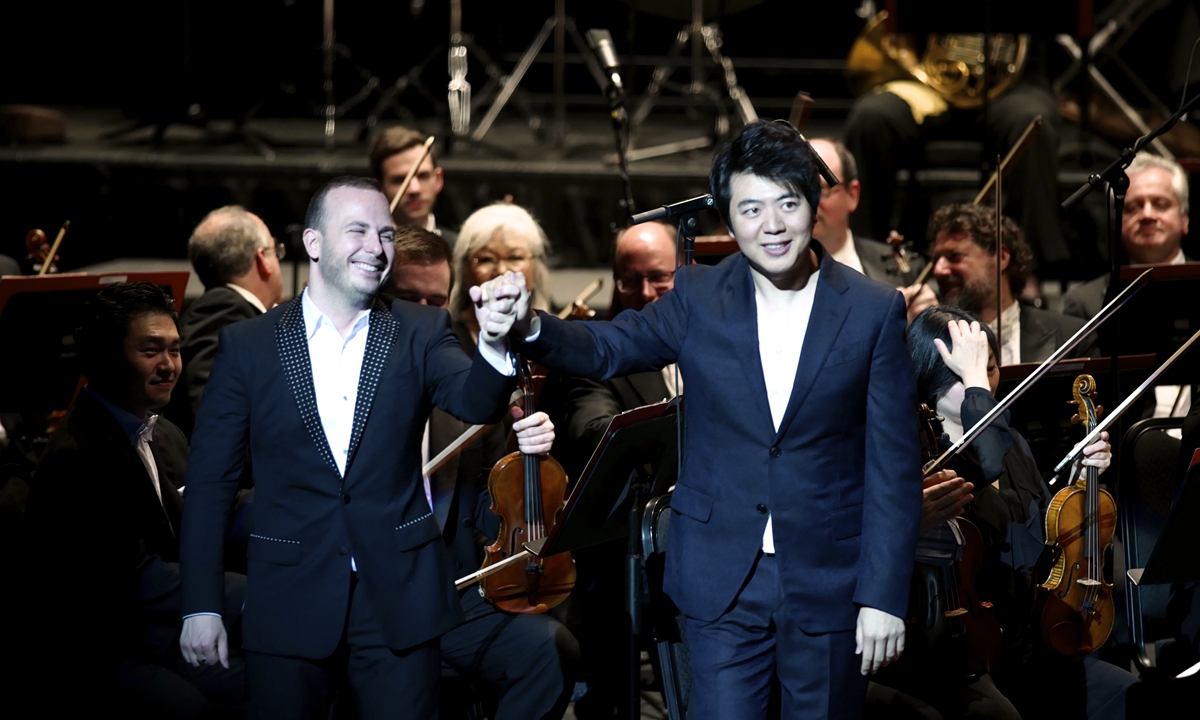 Chinese pianist Lang Lang (right) poses with Canadian conductor and pianist Yannick Nezet-Seguin, music director of the Philadelphia Orchestra, at a concert in Macao SAR, China on May 28, 2016. Photo: IC