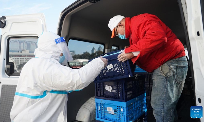A supermarket worker loads vegetable packages at Suzhou Industrial Park in Suzhou, east China's Jiangsu Province, Feb. 20, 2022.Photo:Xinhua
