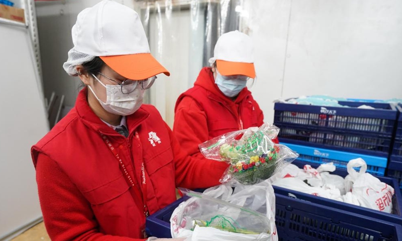 Supermarket workers prepare vegetable packages at Suzhou Industrial Park in Suzhou, east China's Jiangsu Province, Feb. 20, 2022.Photo:Xinhua
