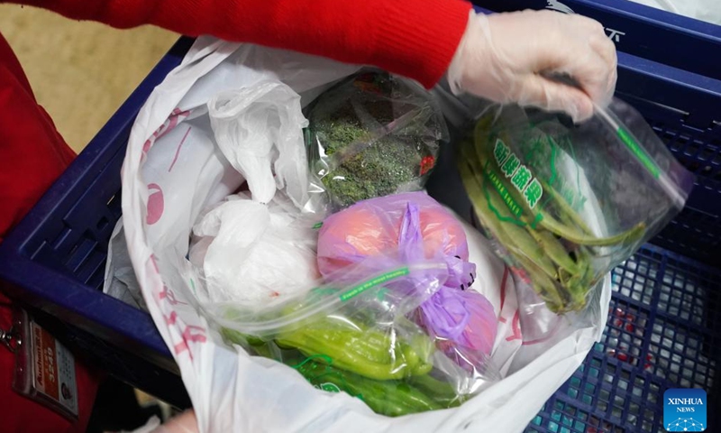 Supermarket workers prepare vegetable packages at Suzhou Industrial Park in Suzhou, east China's Jiangsu Province, Feb. 20, 2022.Photo:Xinhua