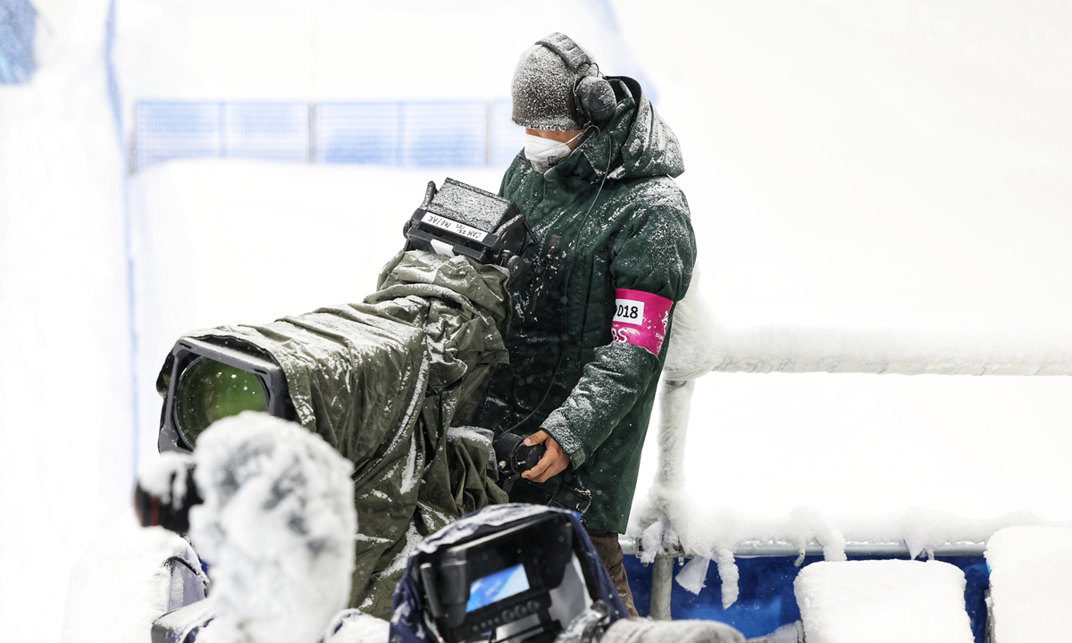 A cameraman works during the freestyle skiing aerial event. Photo: Cui Meng/GT