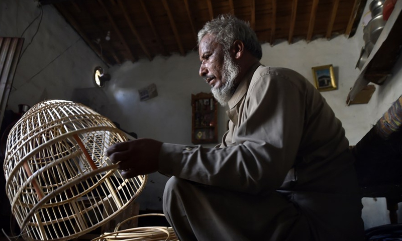 A man makes a birdcage on the outskirts of northwest Pakistan's Peshawar on Feb. 20, 2022.Photo:Xinhua