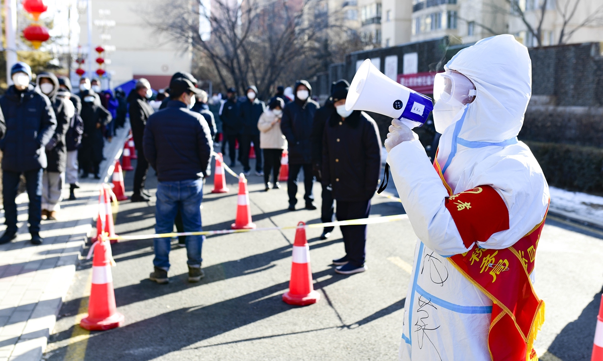 Volunteers guide residents for nucleic acid testing in a residential community in Hohhot on Feb 21, 2022.Photo: IC