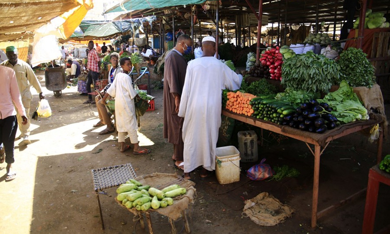 Vendors sell vegetables and fruits at a market in Khartoum, Sudan, Jan. 8, 2022.(Photo: Xinhua)