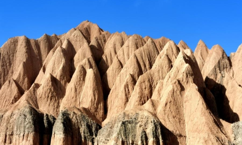 Photo taken on Feb.22, 2022 shows the Danxia landform on the upper reach of Yellow River in Jainca County, Huangnan Tibetan Autonomous Prefecture, Qinghai Province. (Photo: China News Service/Zhang Tianfu)