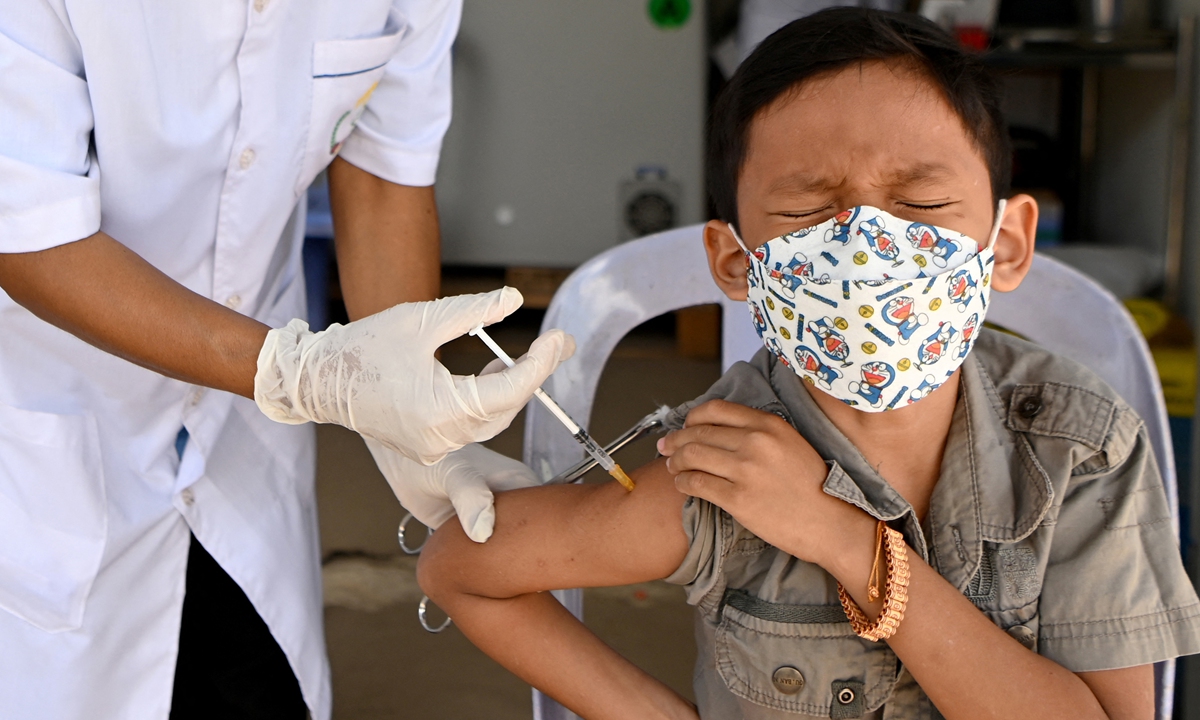 A boy receives a dose of the Sinovac COVID-19 vaccine at a health center in Phnom Penh on February 23, 2022, as Cambodia lowered the age for children able to receive vaccinations to 3 years old and above. The country reported 598 new cases as of Wednesday, with the total number of infetcions of about 128,000. Photo: AFP