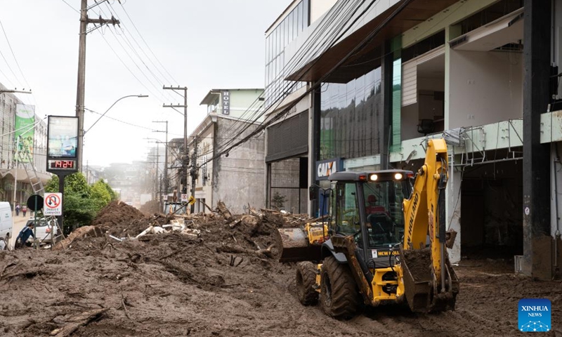 A construction machine clears the silt from the road in Petropolis in the state of Rio de Janeiro, Brazil, Feb. 22, 2022.(Photo: Xinhua)