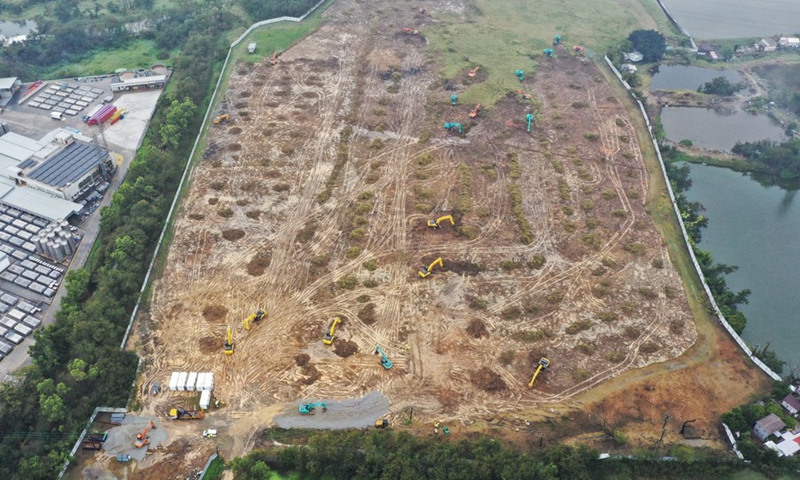 Aerial photo taken on Feb. 22, 2022 shows the construction site of a temporary community isolation and treatment facility, or mobile cabin hospital, for COVID-19 patients in Yuen Long, south China's Hong Kong.(Photo: Xinhua)
