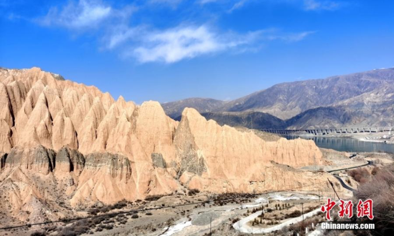 Photo taken on Feb.22, 2022 shows the Danxia landform on the upper reach of Yellow River in Jainca County, Huangnan Tibetan Autonomous Prefecture, Qinghai Province. (Photo: China News Service/Zhang Tianfu)