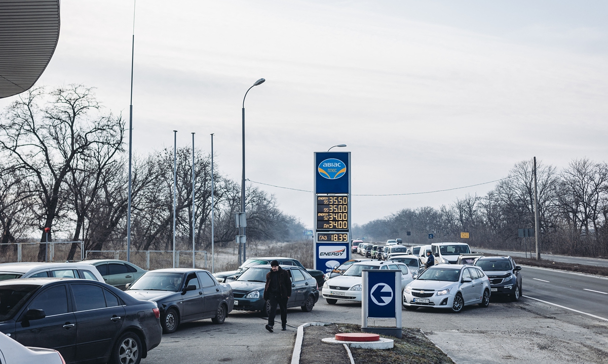 Ukraines drive their cars and line up outside a gas station in Donbass region on February 24, 2022. Photo: VCG