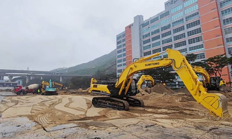 Photo taken on Feb. 22, 2022 shows the construction site of a temporary community isolation and treatment facility, or mobile cabin hospital, for COVID-19 patients in Tsing Yi, south China's Hong Kong.(Photo: Xinhua)