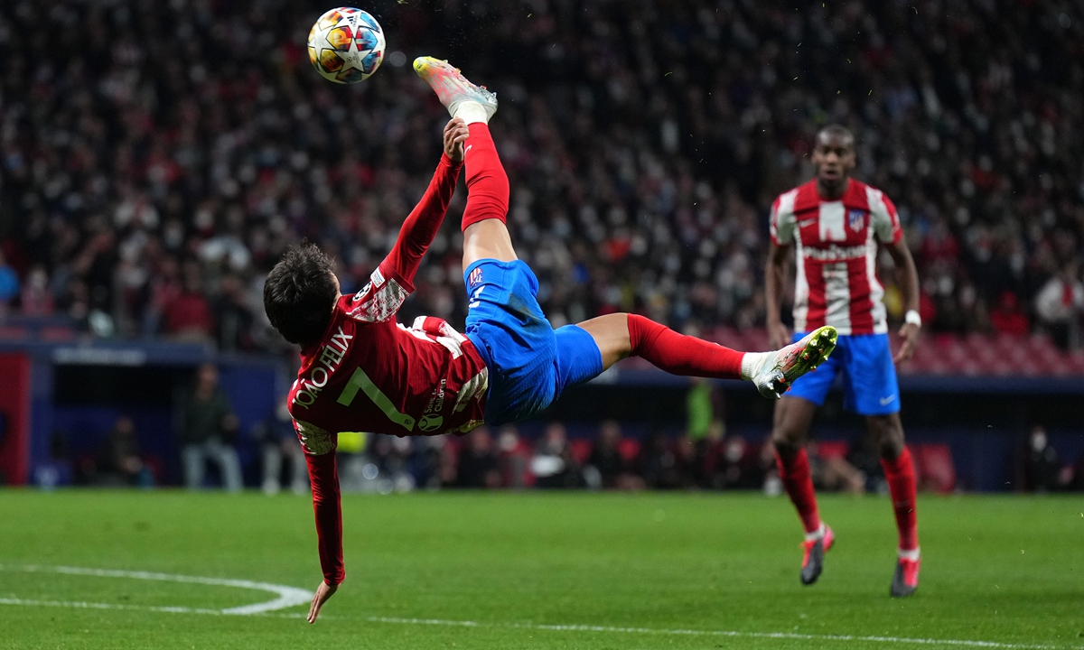 Joao Felix of Atletico Madrid shoots with an overhead kick during the match against Manchester United on February 23, 2022 in Madrid, Spain. Photo: VCG