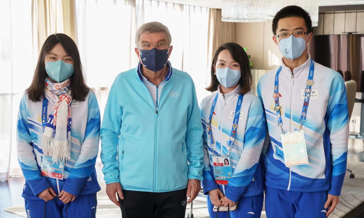 Thomas Bach and Chinese volunteer Wu Yixuan (second from right) Photo: Courtesy of Wu Yixuan