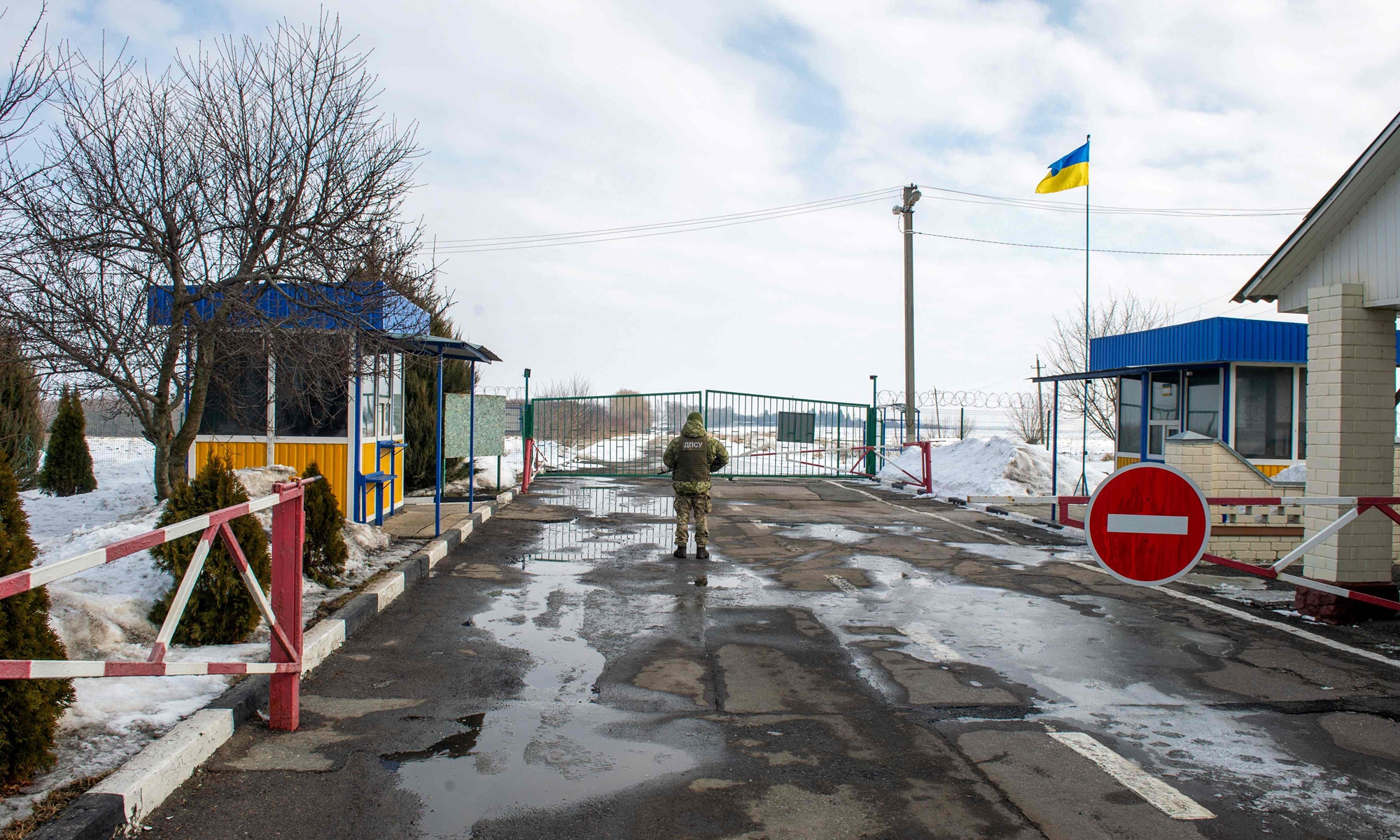 An Ukrainian frontier guard stands guard at the check point on the border with Russia, some 40 km from the second largest Ukrainian city of Kharkiv, on February 16, 2022.Photo:VCG