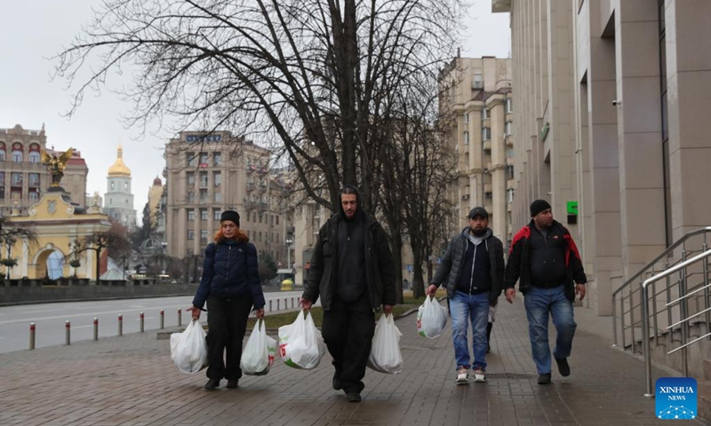 Citizens walk on a street after buying daily necessities in Kiev, Ukraine, February 24, 2022. Ukrainian President Volodymyr Zelensky said Thursday that Kiev decides to sever diplomatic relations with Moscow after Russia launched military operations in Donbass, the government-run Ukrinform news agency reported. Photo: Xinhua/Li Dongxu