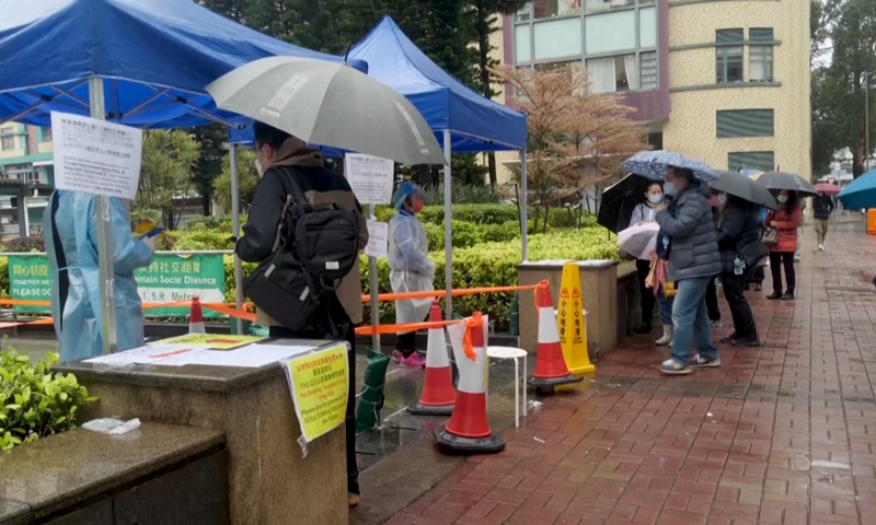 Residents in Hong Kong line to take nucleic acid test. Photo: VCG