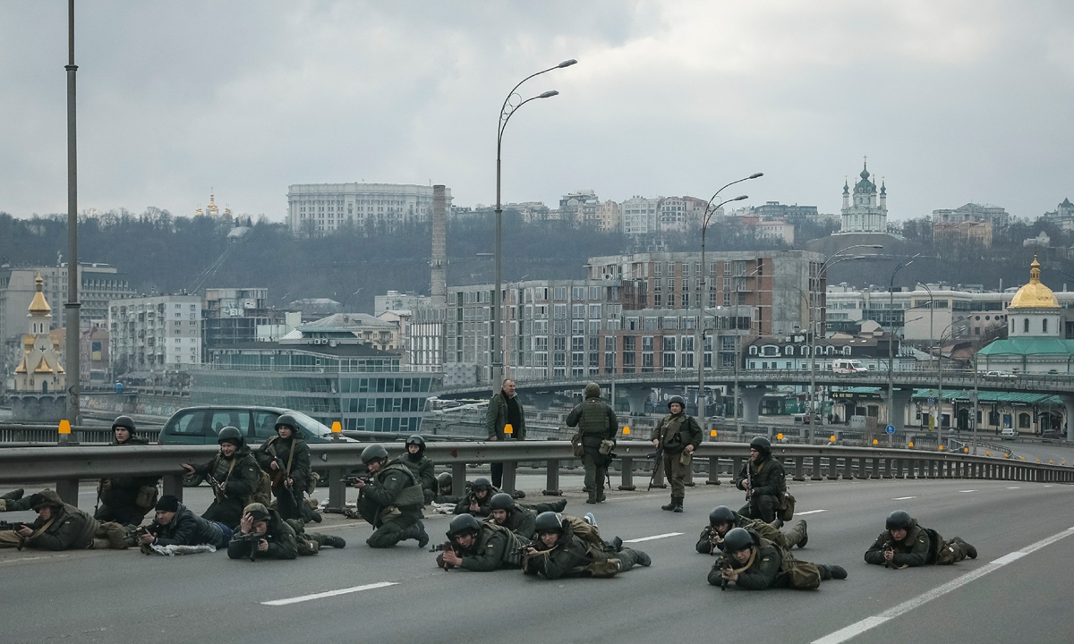 Servicemen of the Ukrainian National Guard take positions in Kiev, on February 25, 2022. Photo: The Paper