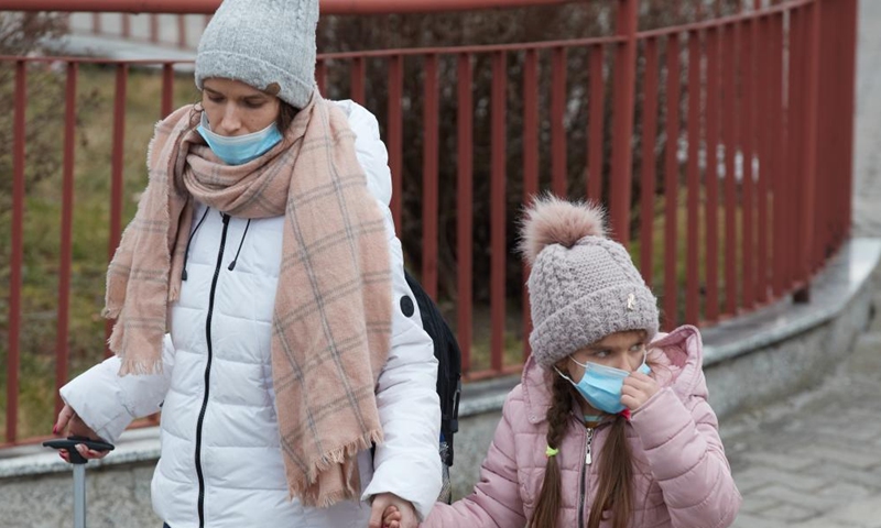 People walk out of the customs at the Przemysl railway station in Przemysl, Poland, Feb. 27, 2022.

Recently, a large number of Ukrainian people arrived in Przemysl by train. (Xinhua/Meng Dingbo)