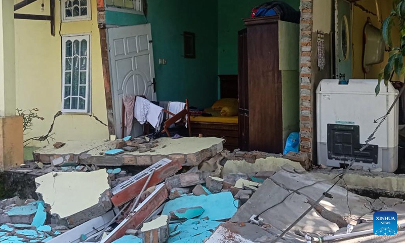 Photo taken with mobile phone shows a damaged house after a 6.2-magnitude earthquake at Pasaman Barat district in West Sumatra, Indonesia, Feb. 25, 2022.Photo:Xinhua