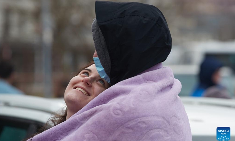 Ukrainian people keep warm with a blanket at the Przemysl railway station in Przemysl, Poland, Feb. 27, 2022.

Recently, a large number of Ukrainian people arrived in Przemysl by train. (Xinhua/Meng Dingbo)