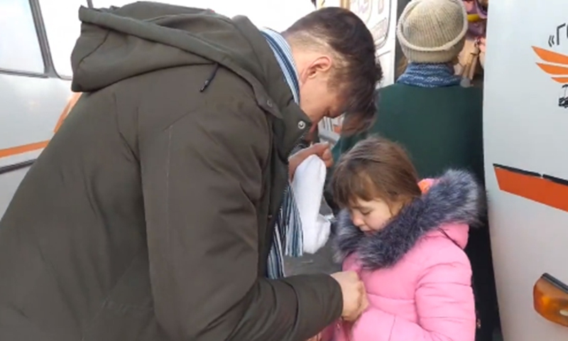 Video showing a weeping father biding goodbye to departing daughter in east Ukraine