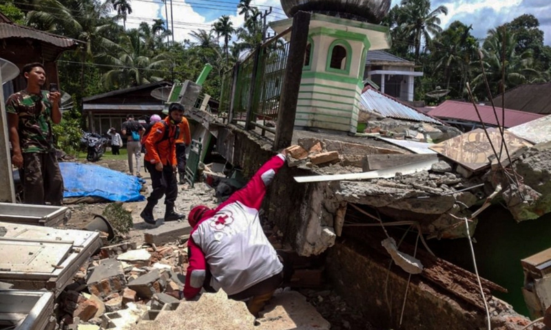 Photo taken with mobile phone shows members of the search and rescue team searching for victims near a damaged mosque after a revised 6.1 magnitude quake at Pasaman Barat district in West Sumatra, Indonesia, Feb. 25, 2022.(Photo: Xinhua)