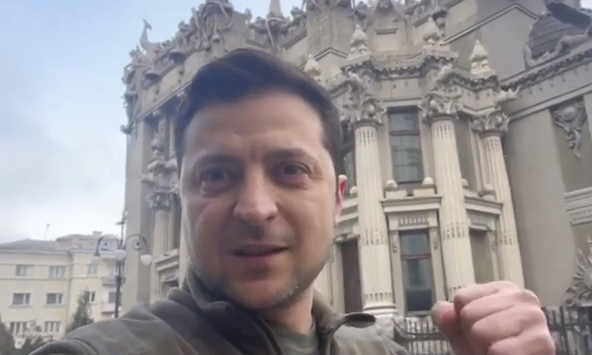 дым войны. что происходит в киеве 2022. ретровилль киев. трц retroville киев. выставка военной техники.