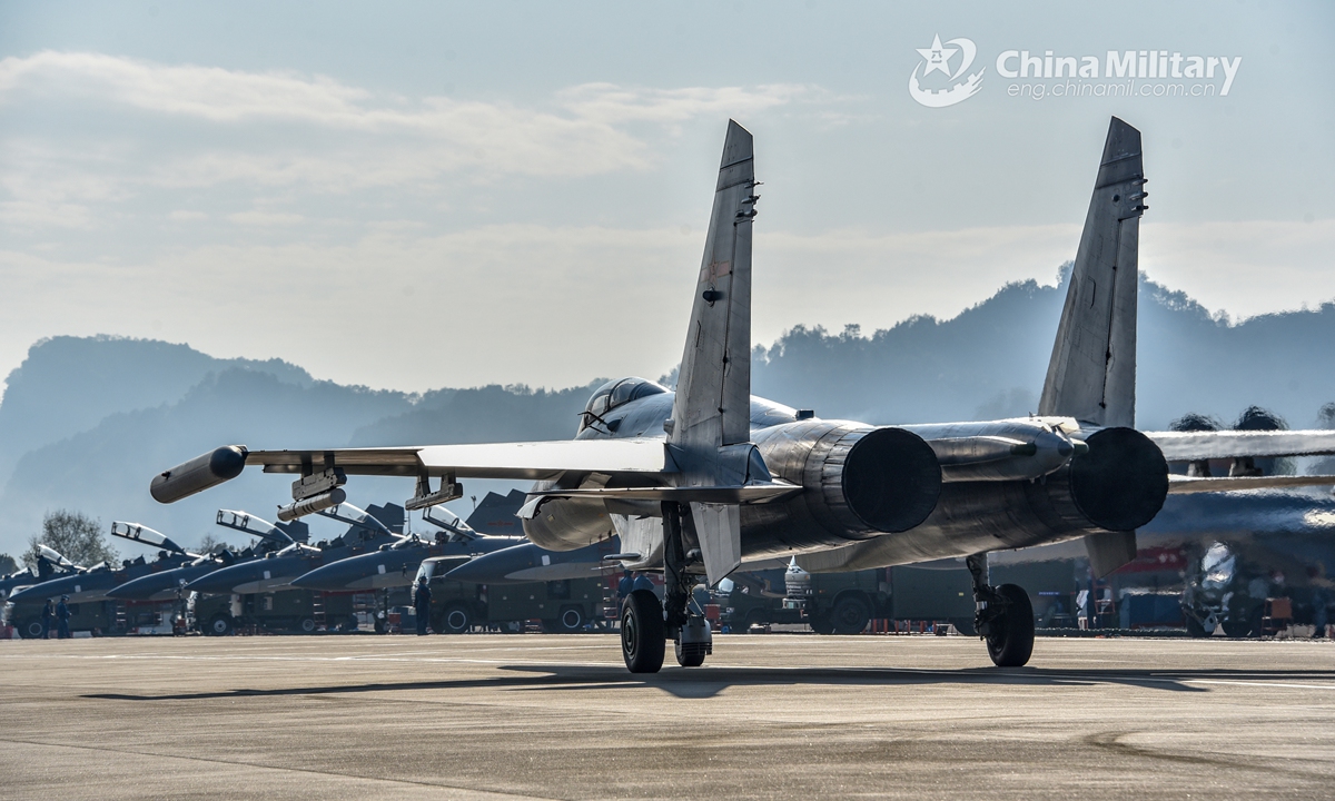 Pilots assigned to an aviation brigade of the air force under the PLA Eastern Theater Command taxi a fighter jet on the tarmac before takeoff during a flight training exercise on January 4, 2022.Photo:China Military