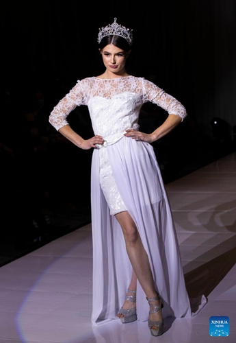 A model presents a wedding dress during the 2022 Modern Bride Wedding Show in Mississauga, Canada, Feb. 26, 2022.Photo:Xinhua