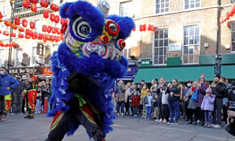 Artists perform a traditional Chinese lion dance after the screening of Chinese animation I Am What I Am in London, Britain, on Feb. 26, 2022.Photo:Xinhua