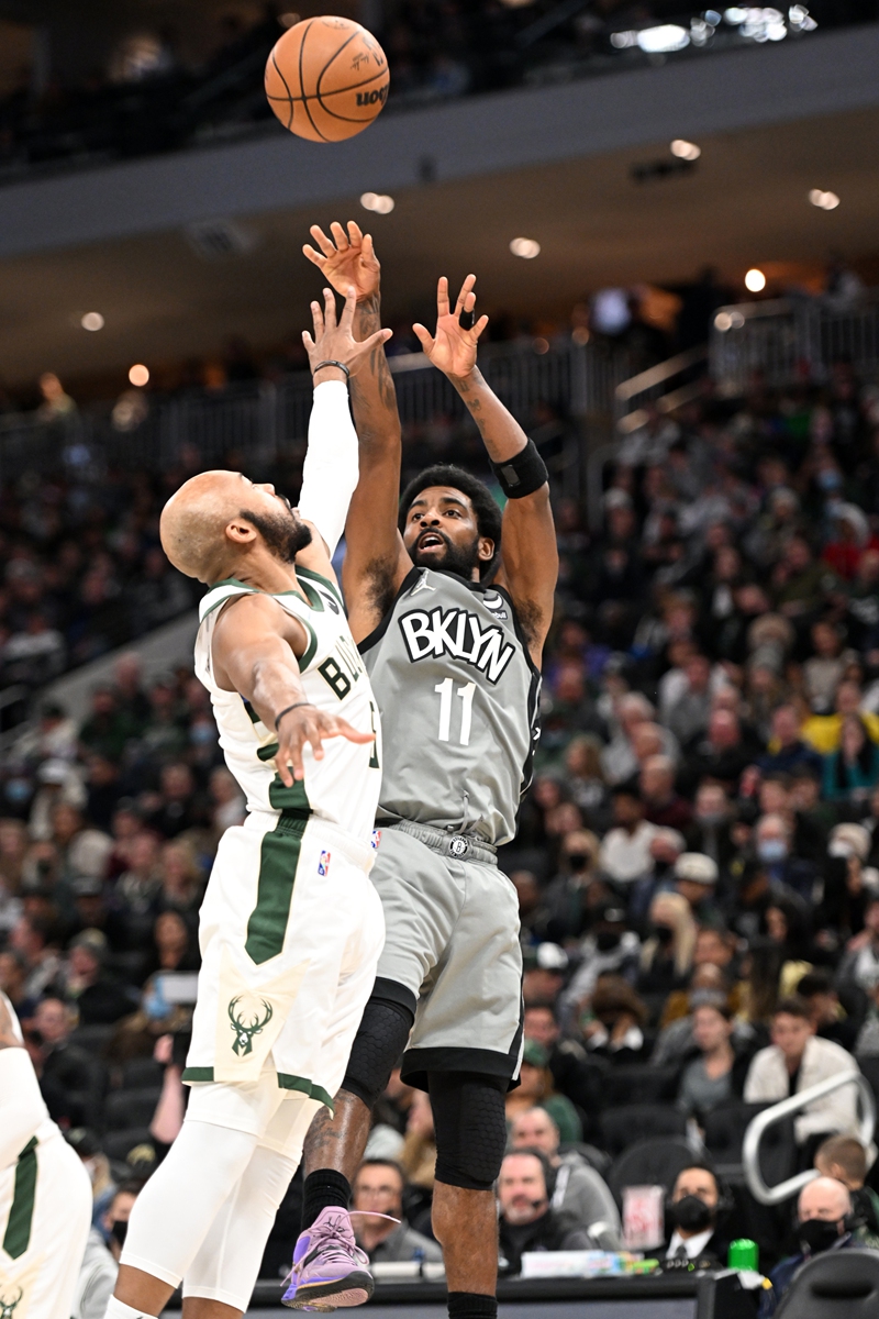 Kyrie Irving (right) of the Brooklyn Nets shoots the ball against the Milwaukee Bucks on February 26, 2022 in Milwaukee, Wisconsin. Photo: VCG