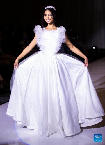 A model presents a wedding dress during the 2022 Modern Bride Wedding Show in Mississauga, Canada, Feb. 26, 2022.Photo:Xinhua