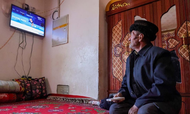 A villager watches TV at home in Rasekam Village of Taxkorgan Tajik Autonomous County, northwest China's Xinjiang Uygur Autonomous Region, Feb. 25, 2022.Photo:Xinhua