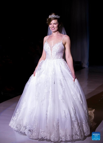 A model presents a wedding dress during the 2022 Modern Bride Wedding Show in Mississauga, Canada, Feb. 26, 2022.Photo:Xinhua