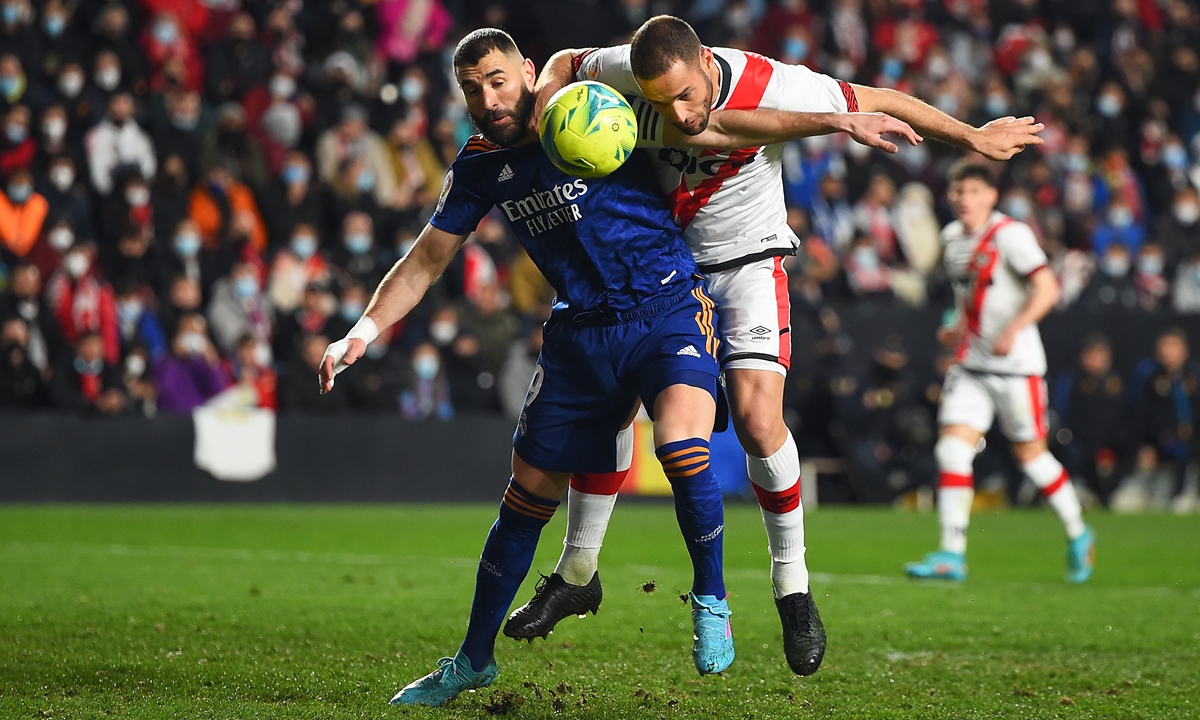 Karim Benzema (left) of Real Madrid and Mario Suarez of Rayo Vallecano battle for the ball on February 26, 2022 in Madrid, Spain. Photo: VCG