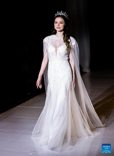 A model presents a wedding dress during the 2022 Modern Bride Wedding Show in Mississauga, Canada, Feb. 26, 2022.Photo:Xinhua