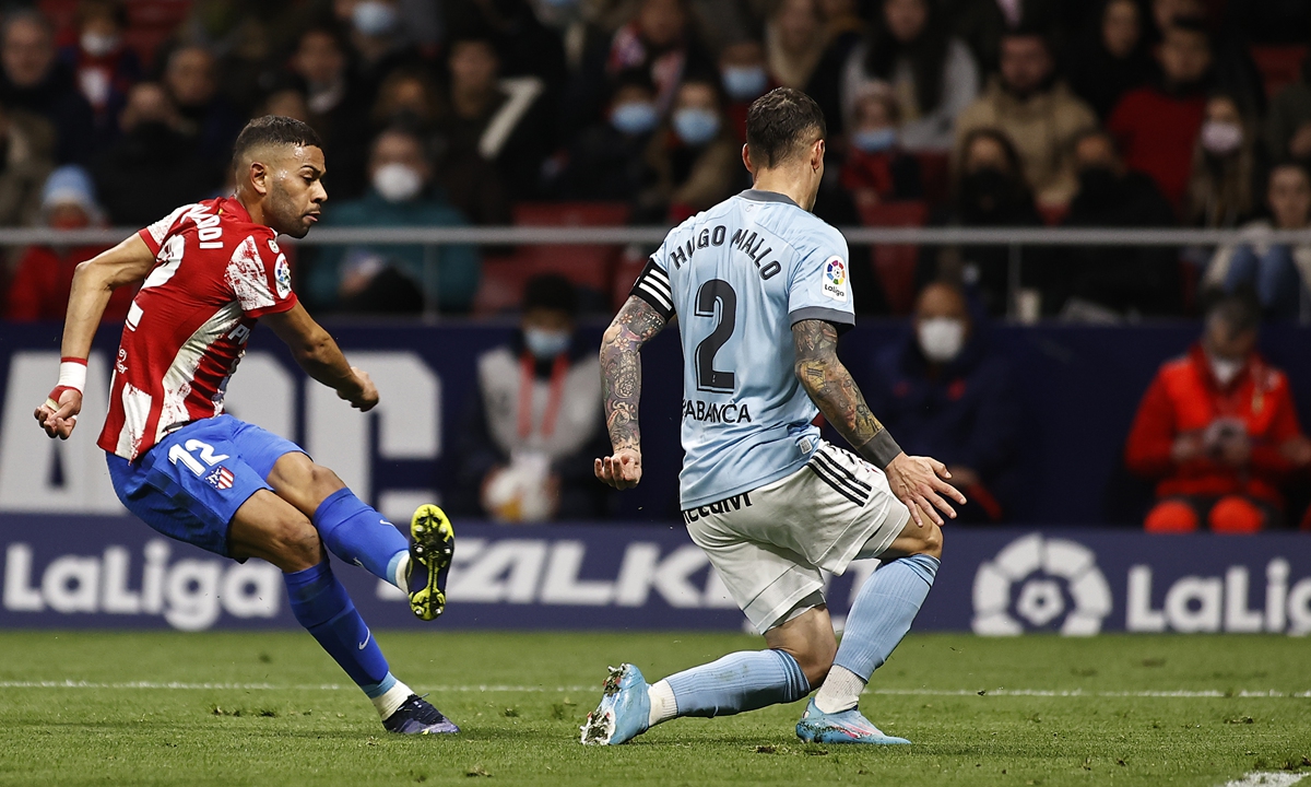 Atletico Madrid's Renan Lodi shoots against Celta Vigo on February 26, 2022 in Madrid, Spain. Photo: VCG