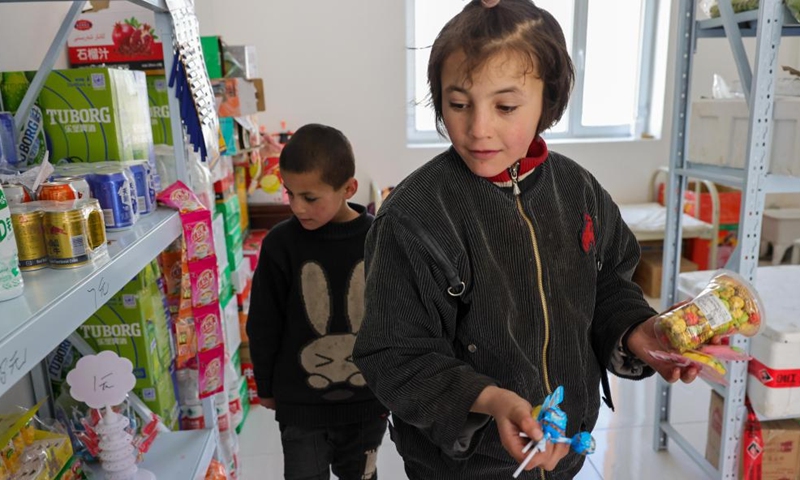 Children buy snacks in a shop in Rasekam Village of Taxkorgan Tajik Autonomous County, northwest China's Xinjiang Uygur Autonomous Region, Feb. 24, 2022.Photo:Xinhua