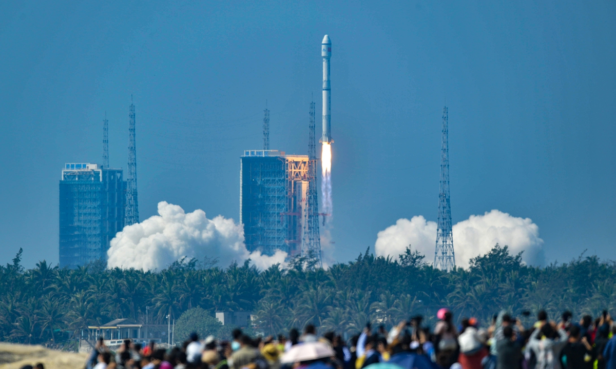 A Long March-8 rocket carrying 22 satellites blasts off from Wenchang Spacecraft Launch Site at 11:06 am in South China's Hainan Province, February 27, 2022. The launch set a new Chinese record for the most satellites sent into orbit at once. They include remote sensing and environmental monitoring satellites. Photo: VCG