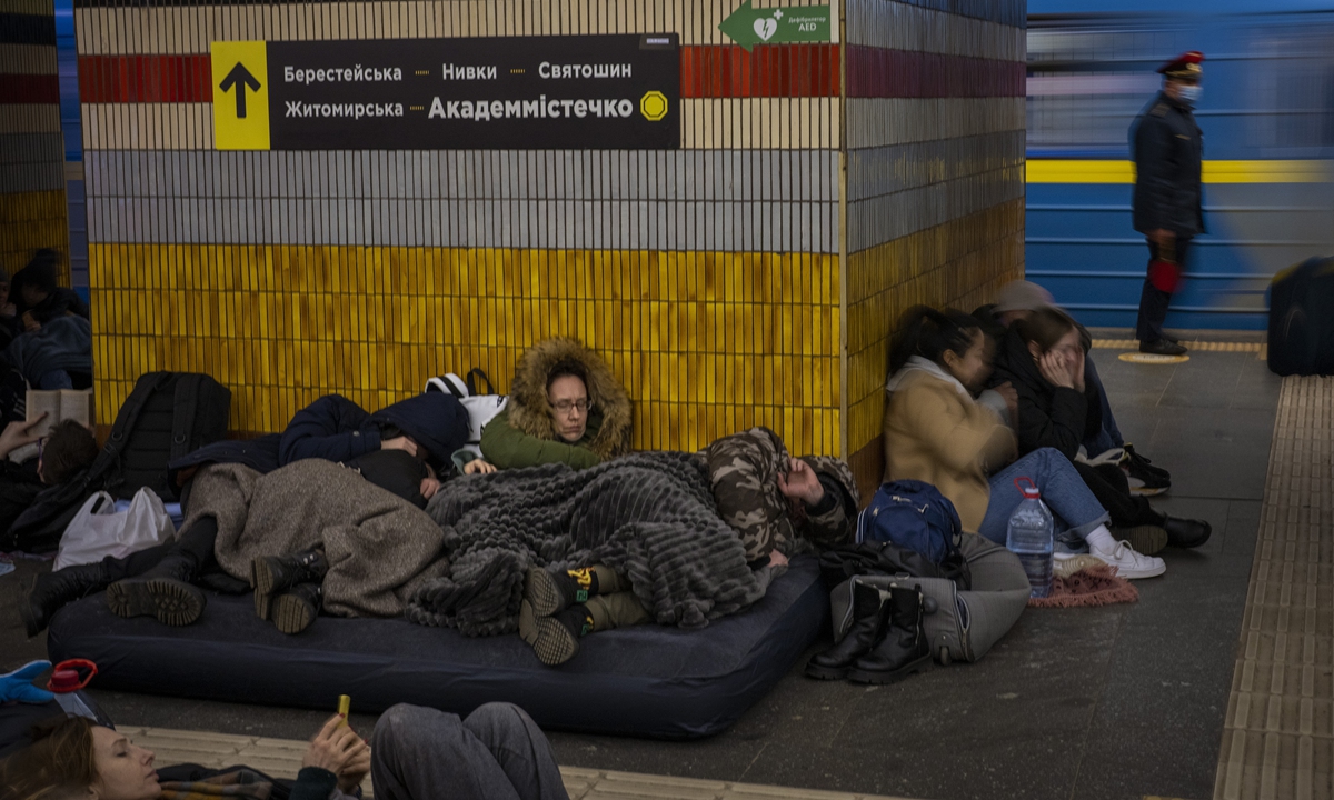 People sleep in the Kyiv subway, using it as a bomb shelter in Kyiv, Ukraine, Friday, Feb. 25, 2022.Photo:VCG