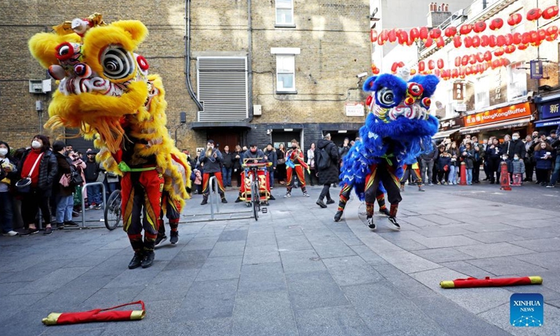 Artists perform a traditional Chinese lion dance after the screening of Chinese animation I Am What I Am in London, Britain, on Feb. 26, 2022.Photo:Xinhua