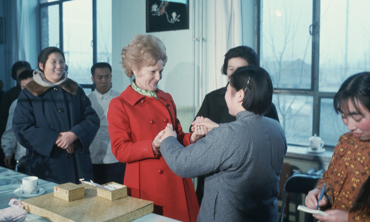 Pat Nixon warmly thanks a Chinese educator for a gift when she visits a school. Photo: VC