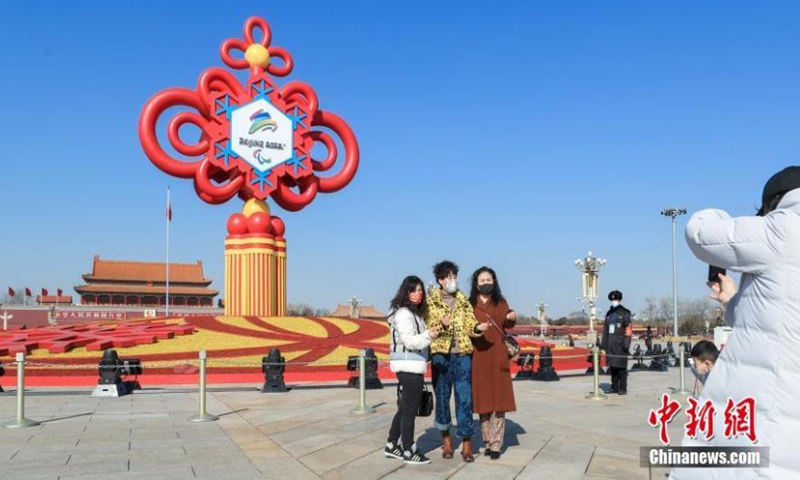 Leaps, the emblem for the Beijing 2022 Paralympic Winter Games, is installed on Tiananmen Square in Beijing, Feb. 24, 2022.(Photo:China News Service)